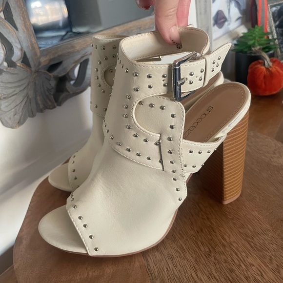 Brand New - ShoeDazzle White/Beige Peep Toe Booties - Picture 1 of 6